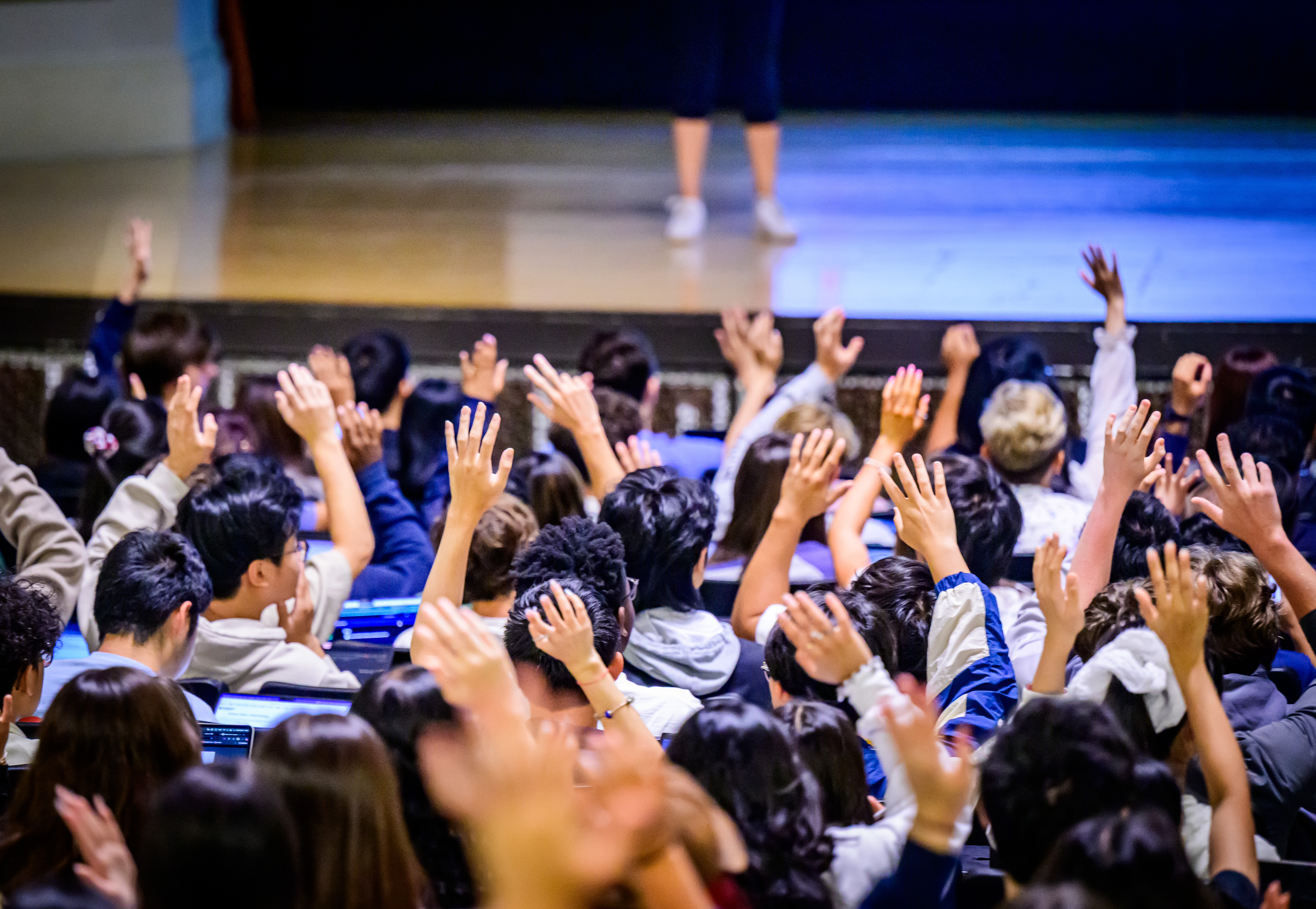 Students do a show of hands during a Data Science Discovery class in Foellinger Auditorium during the first day of classes.