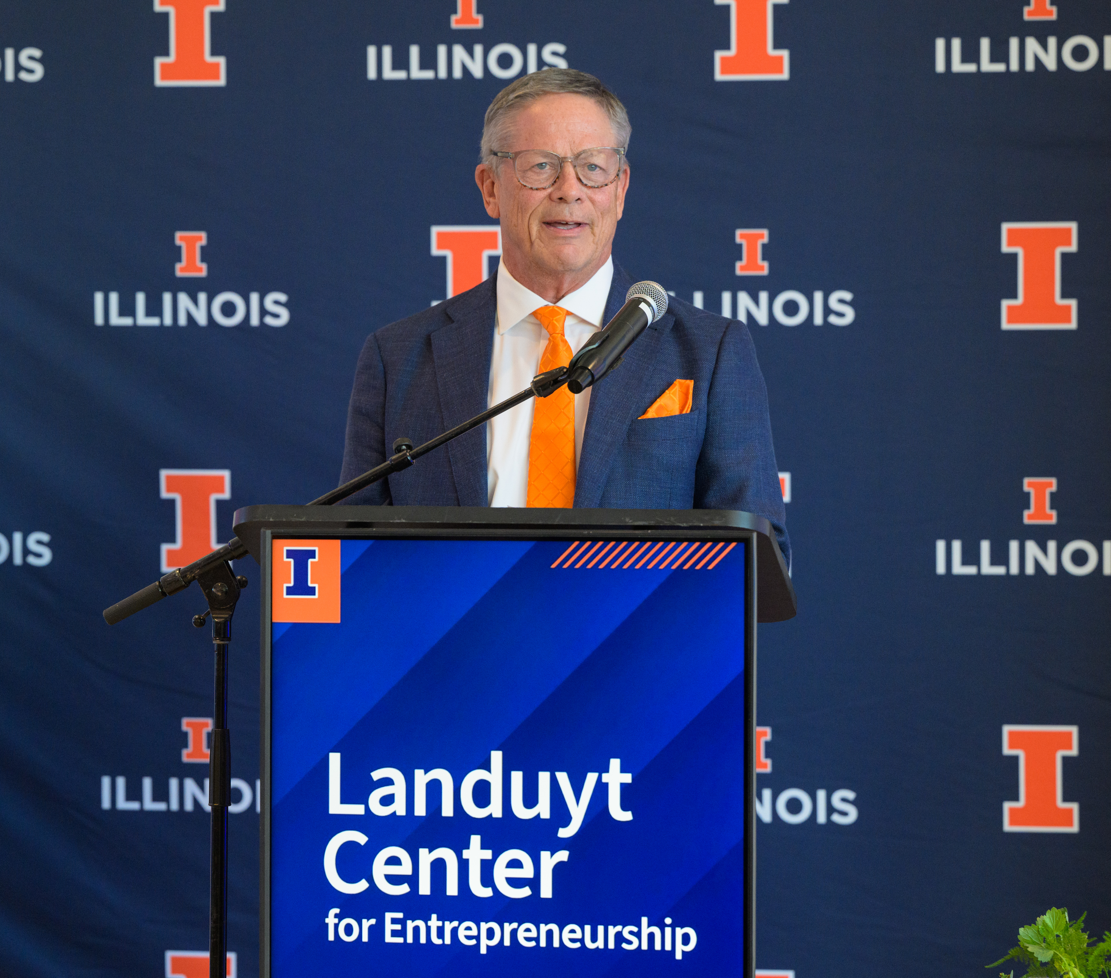 Richard Landuyt speaking from a podium.