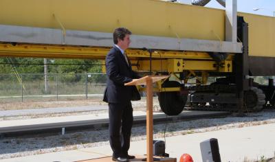 With the huge Accelerated Transportation Loading ASsembly (ATLAS) equipment in the background, Appel addressed the assembled faculty and graduate student researchers following his tour.