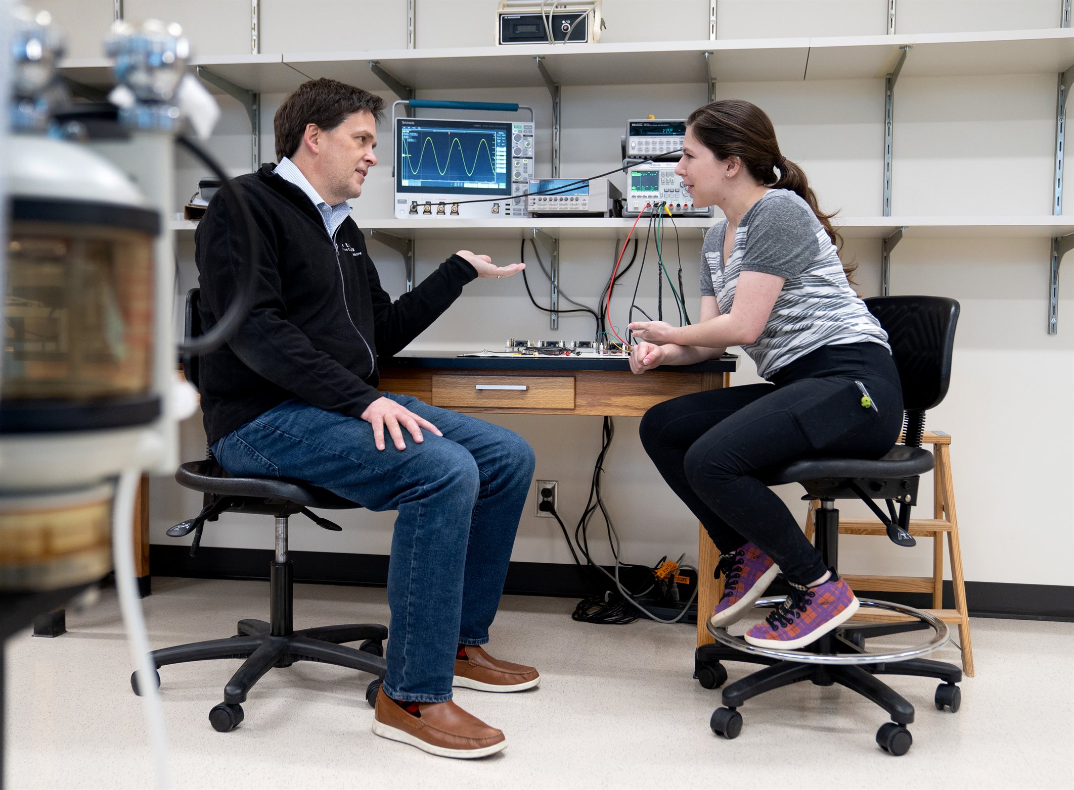 Prof. Oelze advises Ph.D. student Jenna Cario in his lab at Beckman Institute in March 2024.